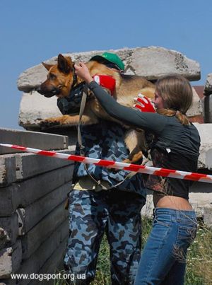 На завалах працюють н/в Хейлі і Танюша (Москва), помічник Віталій Черлат